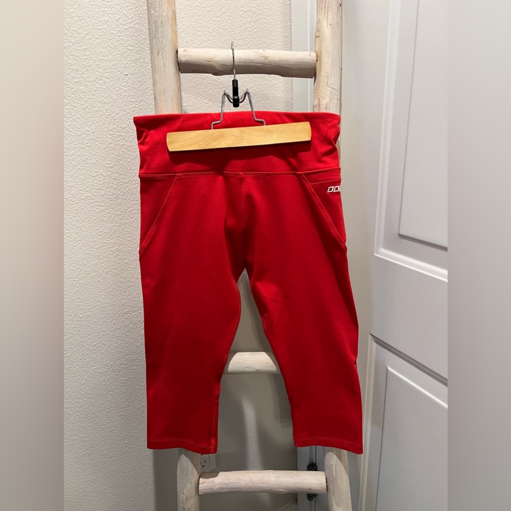 Red Lorna Jane Cropped Capri Leggings NWOT Size S
